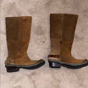 Wedged brown boots